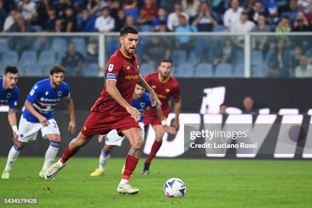 Roma player Lorenzo Pellegrini scores the goal during the Serie A match between UC Sampdoria and AS Roma at Stadio Luigi Ferraris on October 17, 2022...