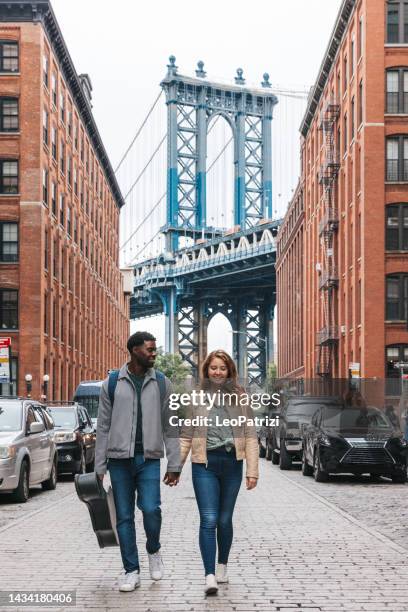 casal andando pelas ruas descobrindo nova york - dumbo nova york - fotografias e filmes do acervo
