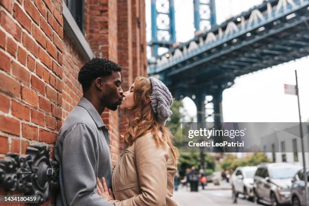 romantic kiss in new york - dumbo new york stock pictures, royalty-free photos & images