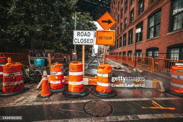 straßenarbeiten und umwege in new york city - dumbo - brooklyn - barrikade stock-fotos und bilder