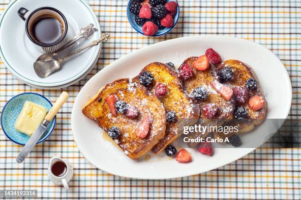 french toast with berries - raspberry syrup stock pictures, royalty-free photos & images