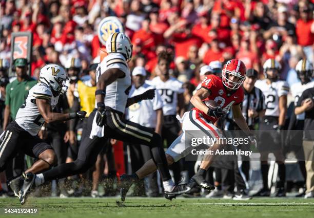 Ladd McConkey of the Georgia Bulldogs carries the ball against the Vanderbilt Commodores at Sanford Stadium on October 15, 2022 in Athens, Georgia.