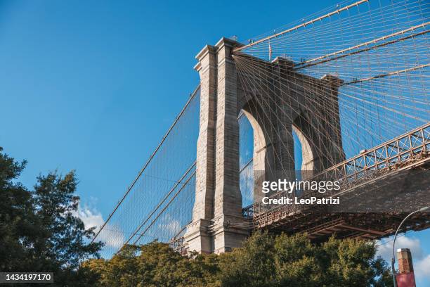 renovado puente de brooklyn, brilla después de la limpieza - puente brooklyn fotografías e imágenes de stock