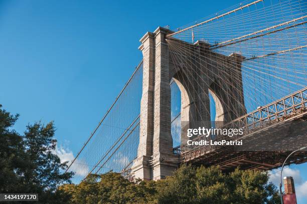 renovated brooklyn bridge, shine bright after cleaning - brooklyn bridge stockfoto's en -beelden
