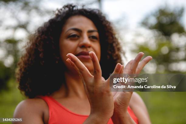 schwangere schwarze frau, die yoga im freien macht - mudra stock-fotos und bilder