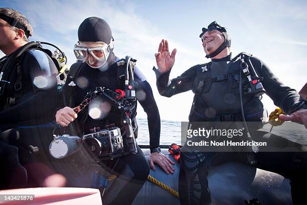 scuba divers on an inflatable boat - buceo con equipo fotografías e imágenes de stock