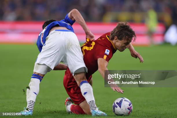 Ignacio Pussetto of UC Sampdoria clashes with Edoardo Bove of AS Roma during the Serie A match between UC Sampdoria and AS Roma at Stadio Luigi...