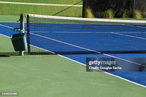 tennis and pickle ball court - partial view - patio de edificio fotografías e imágenes de stock