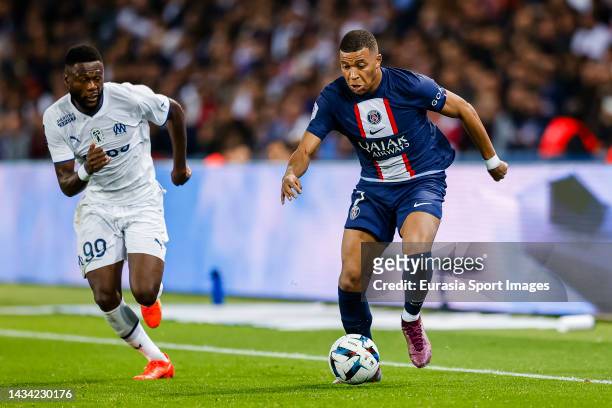 Kylian Mbappe of Paris Saint Germain is chased by Chancel Mbemba of Marseille during the Ligue 1 match between Paris Saint-Germain and Olympique...