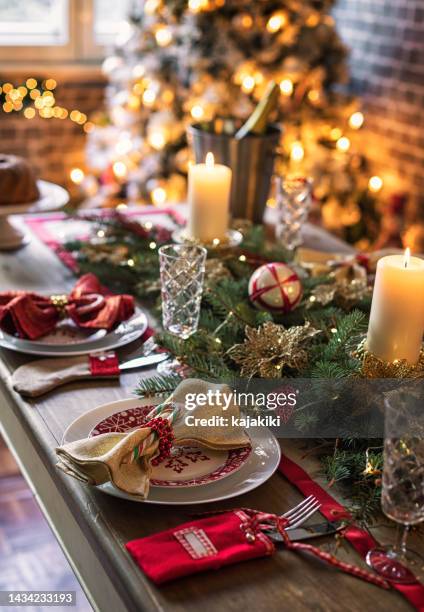 elegante mesa de comedor de navidad - meal fotografías e imágenes de stock
