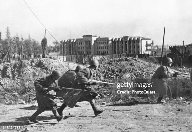 Soviet Guardsmen fighting in the streets of the city outskirts, Stalingrad, October 1942.