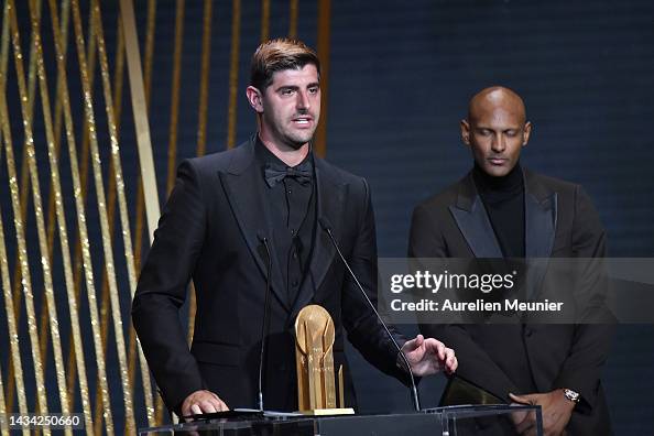 Thibaut Courtois receives the Yashin Trophy for best goalkeeper from