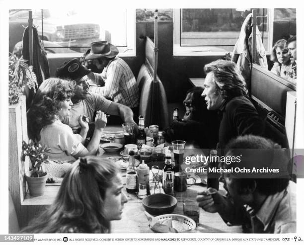 Beverly D'Angelo, Clint Eastwood, Geoffrey Lewis and Manis the orangutan eating at a diner in a scene from the film 'Any Which Way But Loose', 1978.