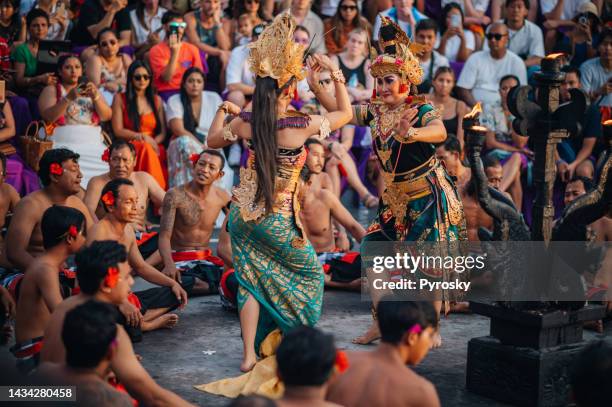 traditionelle balinesische kecak-tanz in uluwatu tempel, bali, indonesien - balinesische kultur stock-fotos und bilder