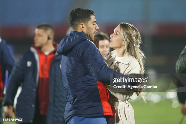 Luis Suarez of Nacional celebrates with his wife Sofia Balbi winning the Torneo Clausura after a match between Cerrito and Nacional as part of Torneo...