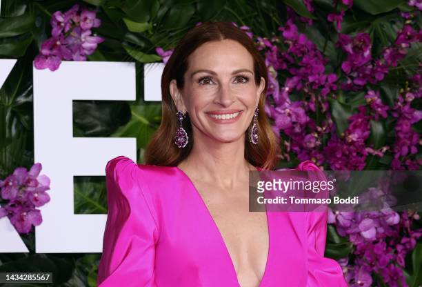 Julia Roberts attends the premiere of Universal Pictures' "Ticket To Paradise" at Regency Village Theatre on October 17, 2022 in Los Angeles,...