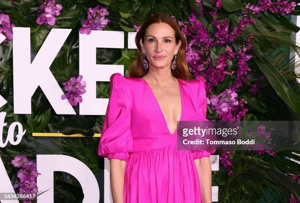 Julia Roberts attends the premiere of Universal Pictures' "Ticket To Paradise" at Regency Village Theatre on October 17, 2022 in Los Angeles,...
