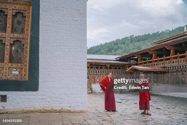 2 bhutanesischer lama spricht in punakha dzong am 7. oktober jahr 2022 - tibetischer buddhismus stock-fotos und bilder