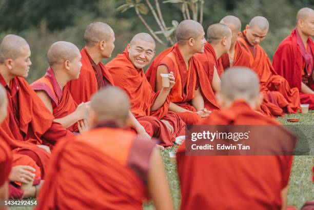 bhutanese monks lunch break beside dochula pass on october 7th year 2022 - thimphu 個照片及圖片檔