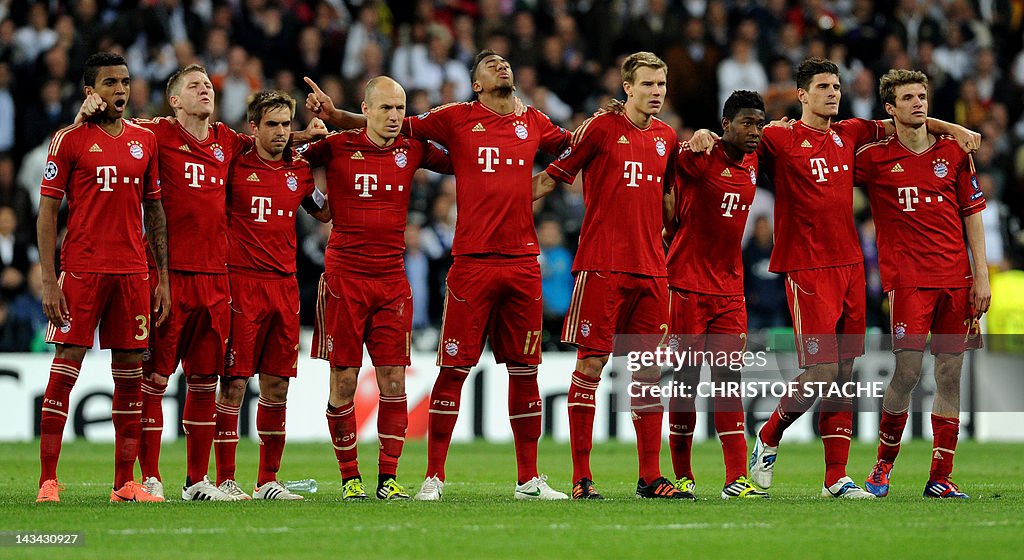 (L-R) Bayern Munich's Brazil defender Lu