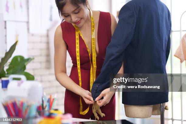 clothing designer making suit sewing patterns on dressmakers mannequin - schnittmuster stock-fotos und bilder
