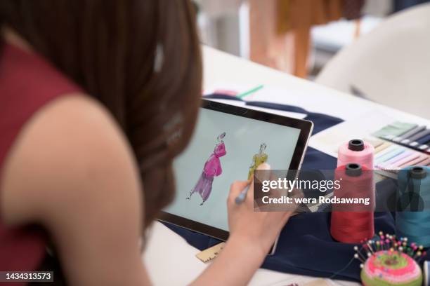 fashion designer design sketch fashion illustration on tablet - made to measure fashion foto e immagini stock