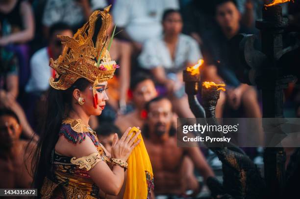 kecak feuertanz im uluwatu tempel, bali, indonesien - balinesische kultur stock-fotos und bilder