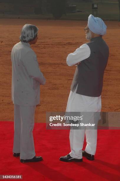 President A P J Abdul Kalam with Prime Minister Manmohan Singh in the forecourt of the Presiential Palace in New Delhi.