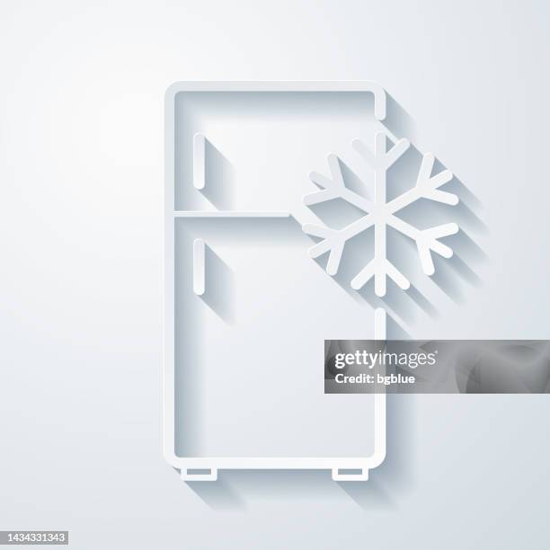 kühlschrank mit schneeflocke. symbol mit papierschnitteffekt auf leerem hintergrund - freezer icon stock-grafiken, -clipart, -cartoons und -symbole