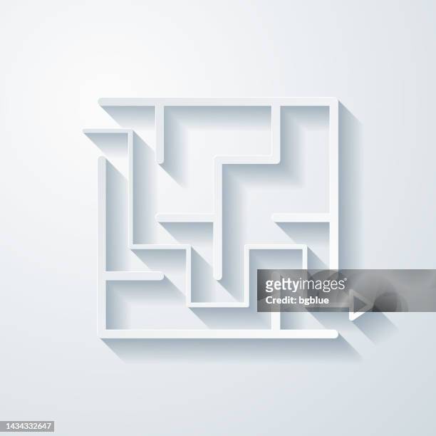 labyrinth und lösung. symbol mit scherenschnitteffekt auf leerem hintergrund - teaser stock-grafiken, -clipart, -cartoons und -symbole
