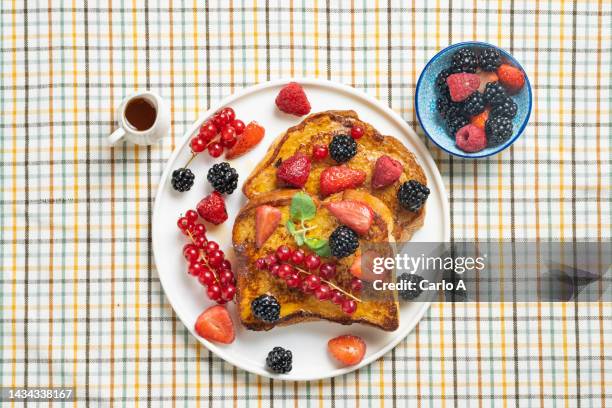 homemade french toasts with berries - french toast stock-fotos und bilder