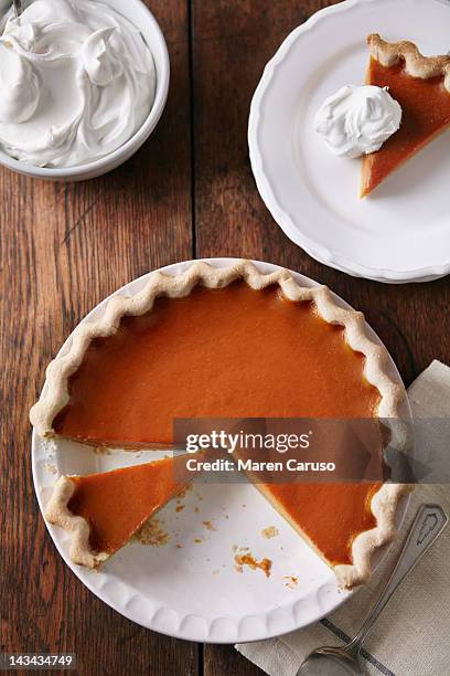 sliced pumpkin pie on wood table, from above - thanksgiving food stockfoto's en -beelden