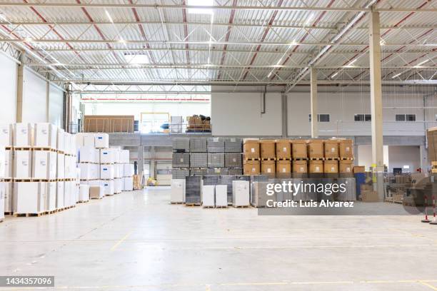 interior of large distribution warehouse - logistics warehouse stock-fotos und bilder