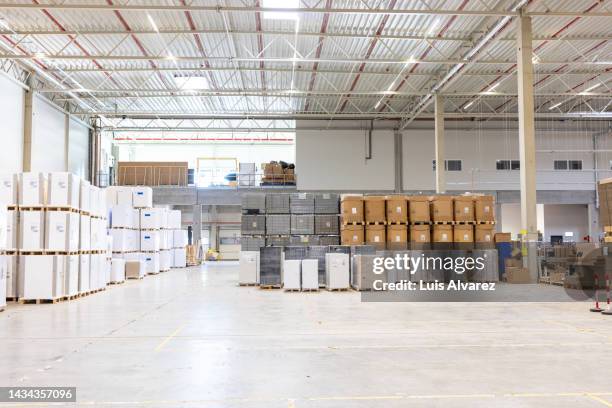 interior of large distribution warehouse - sala de armazenamento imagens e fotografias de stock
