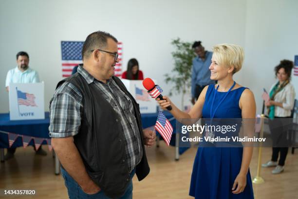 tv-reporterin interviewt am wahltag - american tv presenters stock-fotos und bilder