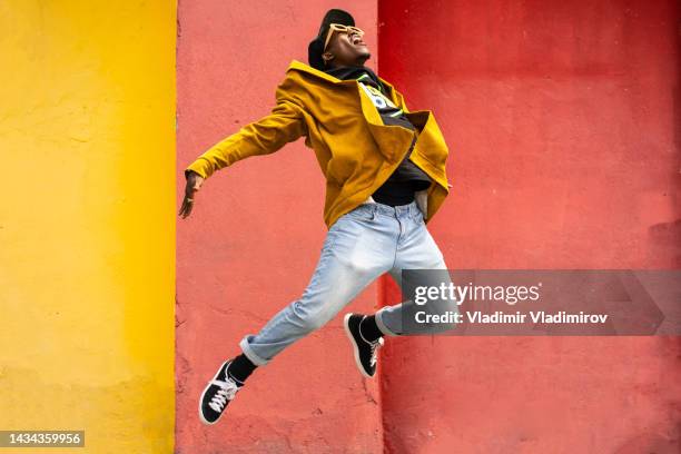 male urban dancer in the air - röd hatt bildbanksfoton och bilder