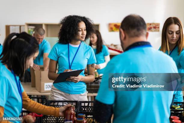 volunteers offering life saving assistance - key worker stock pictures, royalty-free photos & images