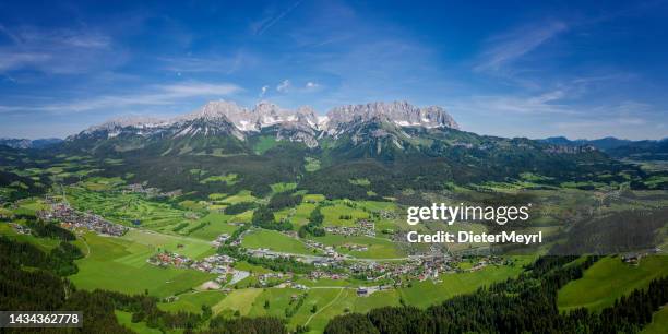 wilder kaiser - luftaufnahme - bundesland tirol stock-fotos und bilder