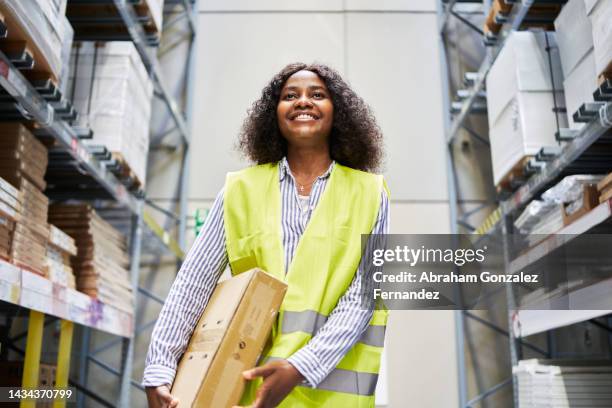 frontal view of afro woman. - human face frontal stock pictures, royalty-free photos & images