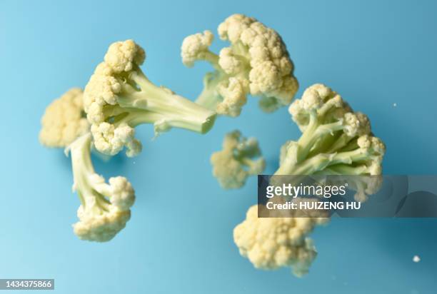 falling cauliflower - food flying stock-fotos und bilder