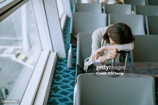 junge reisende übernachten am flughafen wartebereich - kuala lumpur airport stock-fotos und bilder