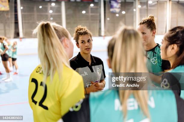 treinadora de handebol feminino conversa com as jogadoras antes do treino - foul sports - fotografias e filmes do acervo