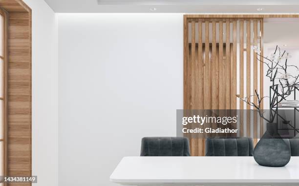 elegantes esszimmer mit tisch und dekoration - reflektor stock-fotos und bilder