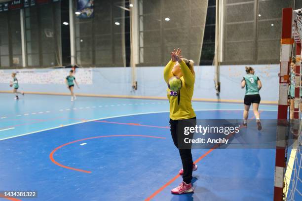 goal keeper exercises - court hearing stockfoto's en -beelden