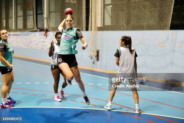 handballerinnen schießen aufs tor - court handball stock-fotos und bilder
