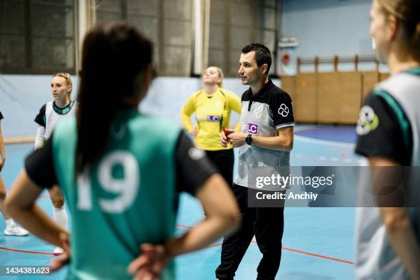 the coach explains the attack - court handball bildbanksfoton och bilder