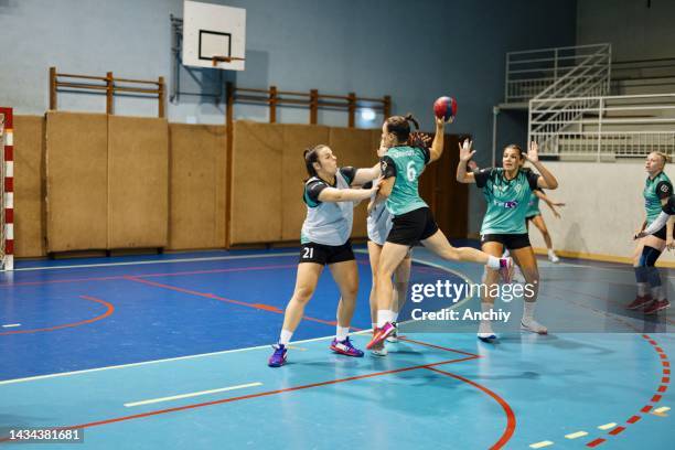 jugadoras de balonmano en acción - frontón fotografías e imágenes de stock