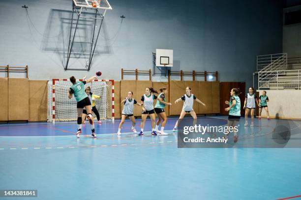 spielerinnen führen während des trainings ein angriffstraining durch - court handball stock-fotos und bilder