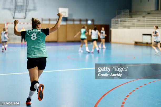 handballer feiert tor - handball championship stock-fotos und bilder