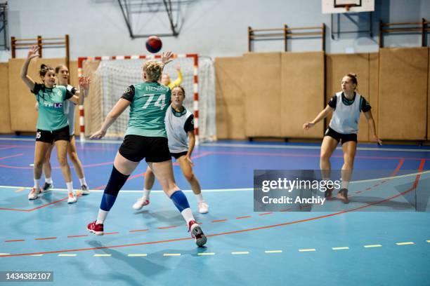 female players perform an attacking practice during handball training - andebol imagens e fotografias de stock